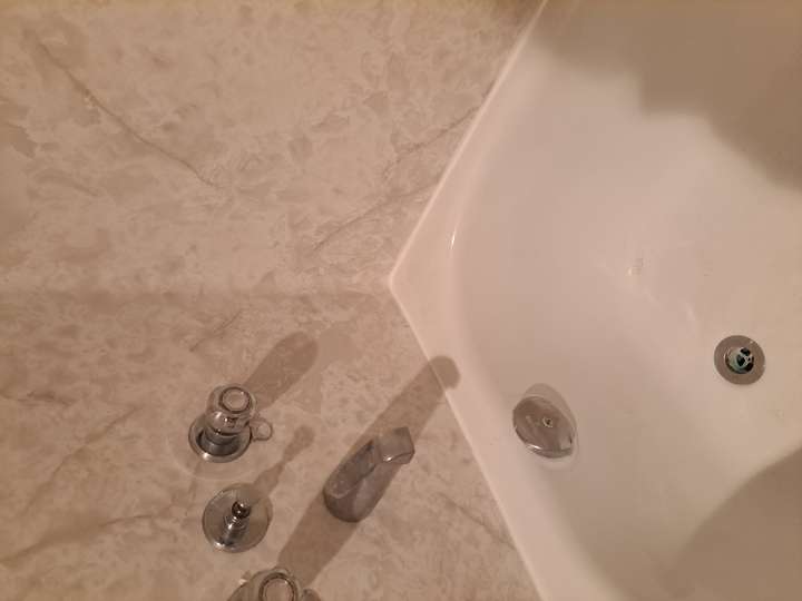 Bathtub caulking done Victoria